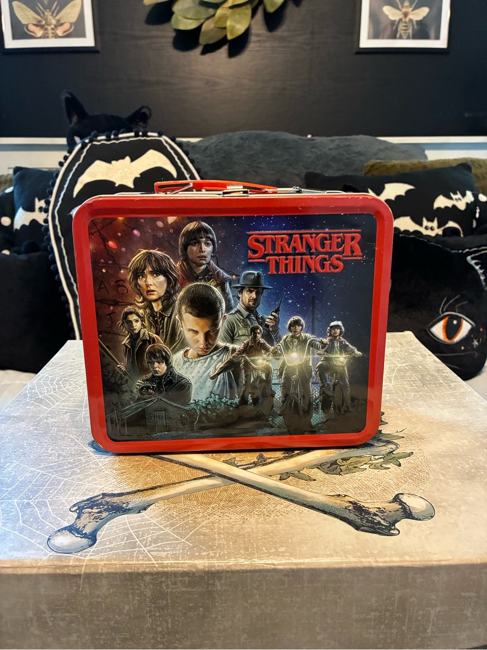 Vintage inspired Stranger Things Kids Metal Lunchbox Perfect for Purse or Makeup - Picture 2 of 12